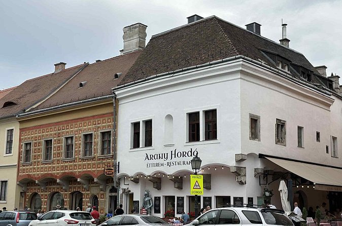 Buda Castle Tour: History and Architecture - Noble homes and medieval gateways on Úri Street