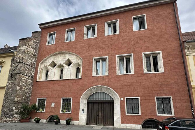 Buda Castle Tour: History and Architecture - Merchant houses on Tárnok Street