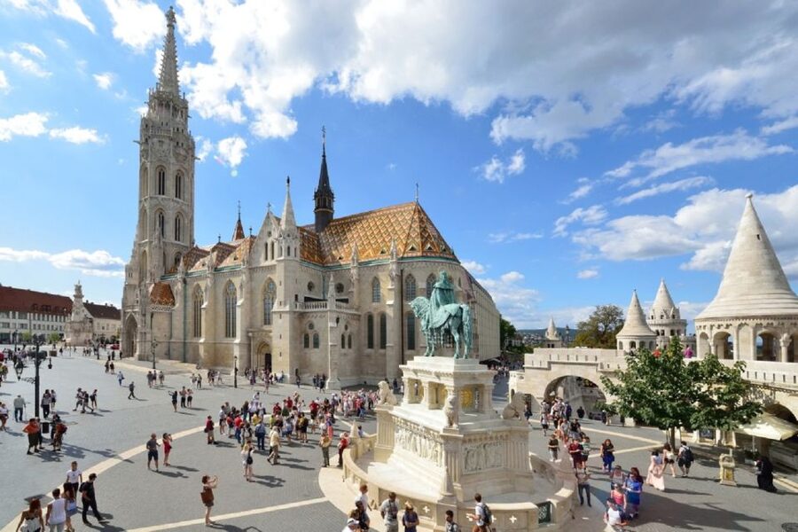Budapest: 3-Hour Grand City Tour and Castle Walk - Crossing the Danube makes the city’s layout click