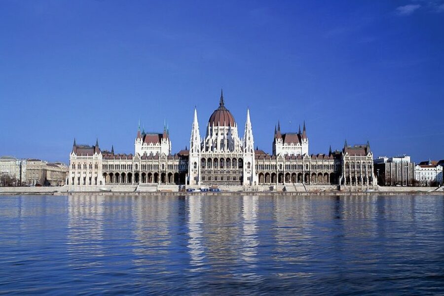 Budapest: 3-Hour Grand City Tour and Castle Walk - The guides shape the experience