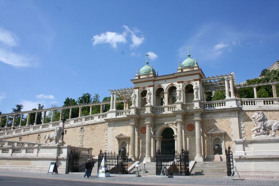Budapest: Buda Castle Private Walking Tour - Walking into the medieval heart of Buda