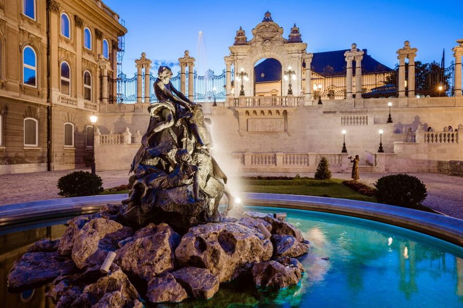 Budapest: Buda Castle Walk with Saint Stephen's Hall - Why this short tour works so well