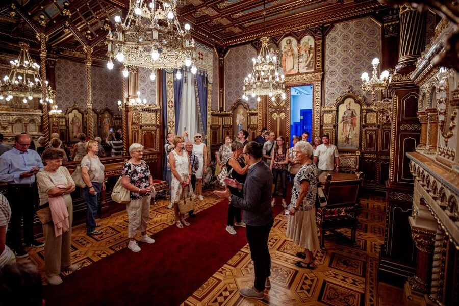 Budapest: Buda Castle Walk with Saint Stephen's Hall - Szent György Square and the royal setting
