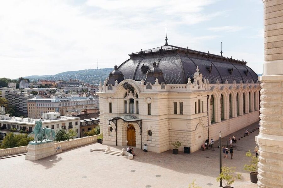 Budapest: Buda Castle Walking Tour & Folk Music Performance - Starting beneath the Holy Trinity Statue