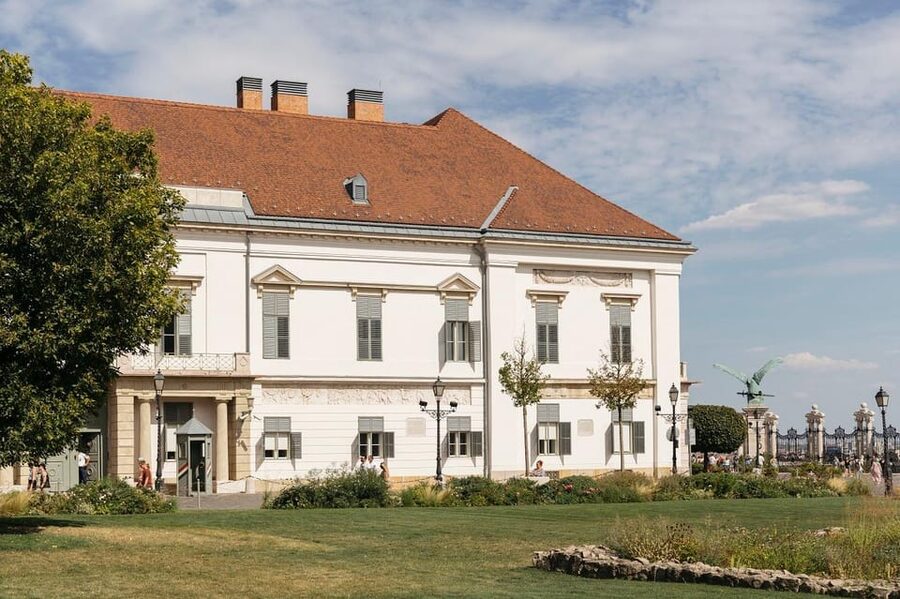 Budapest: Buda Castle Walking Tour & Folk Music Performance - The Royal Buda Palace and Hungary’s royal seat