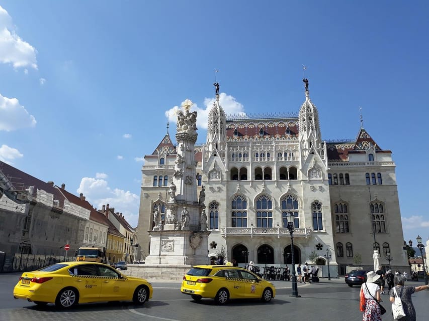 Budapest: Buda Castle Walking Tour & Folk Music Performance - How the guiding style shapes the experience