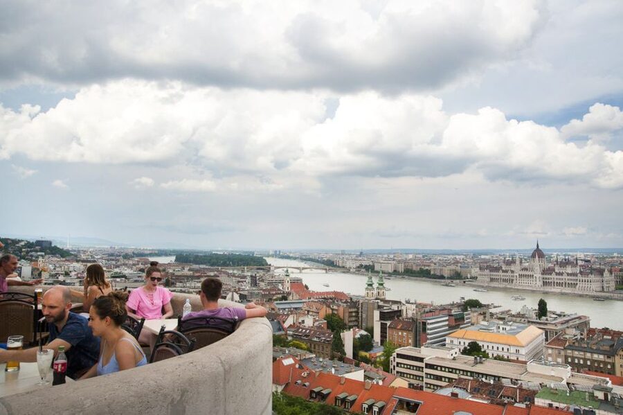 Budapest: Buda Castle Walking Tour in German - Key points to know