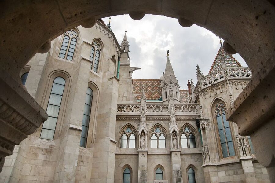 Budapest: Buda Castle Walking Tour in German - Matthias Church and the first stories