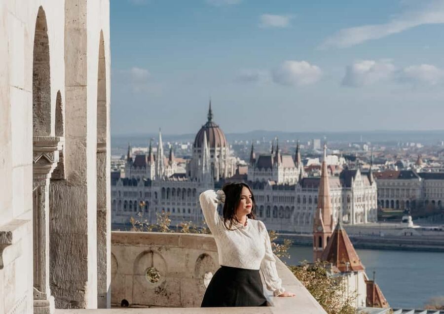 Budapest: Castle Hill Photoshoot with Private Photographer - Meeting your photographer in the Castle District