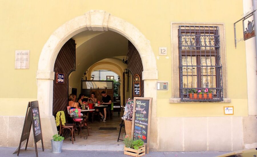 Budapest: Private Walking Tour of the Castle District - Coffee, cake, and a better pace