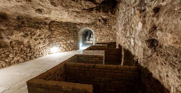 Budapest: The WWII Siege of Buda Castle & Bomb Shelter Tour - Meeting at Dísz Square