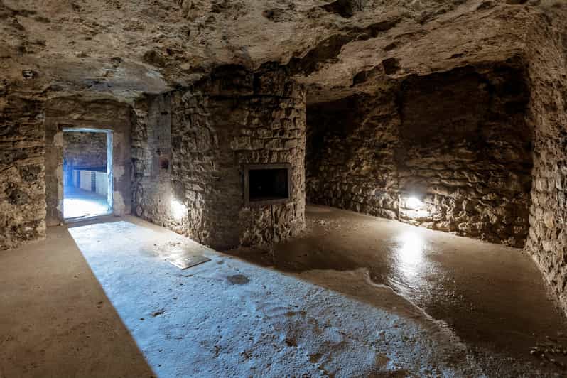 Budapest: The WWII Siege of Buda Castle & Bomb Shelter Tour - Who should book this walk?