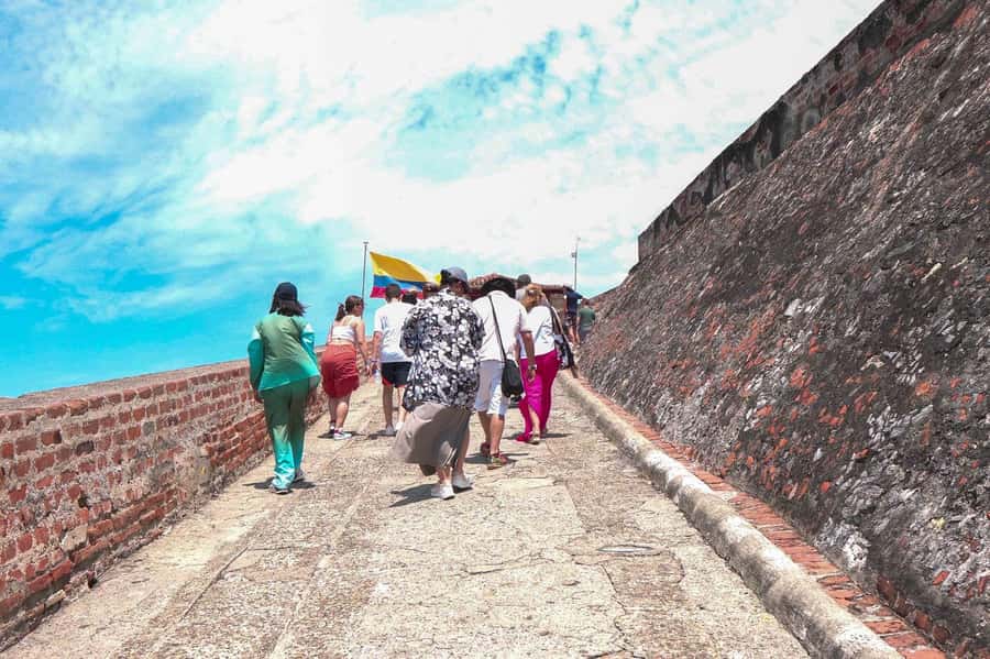 Cartagena: BILINGUAL CITY TOUR San Felipe Castle & Old city - Timing, pickup, and the chiva factor