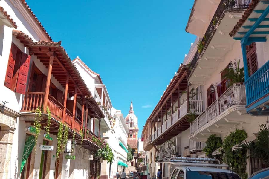 Cartagena: BILINGUAL CITY TOUR San Felipe Castle & Old city - Riding the chiva through Bocagrande and Laguito
