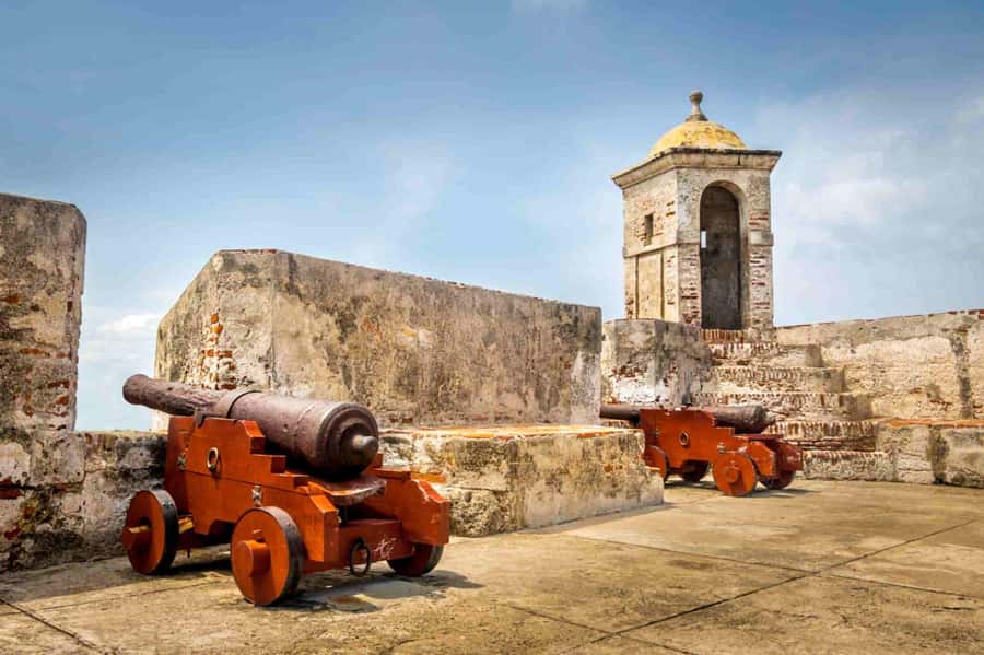 Cartagena: BILINGUAL CITYTOUR + SAN FELIPE CASTLE & Old city - The Chiva connects modern Cartagena with the old city