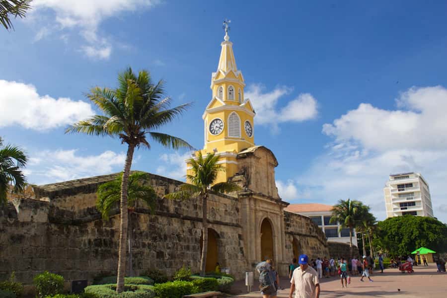 Cartagena: CITY TOUR OVERVIEW of the city Boots castle chiva - India Catalina and the story behind the statue