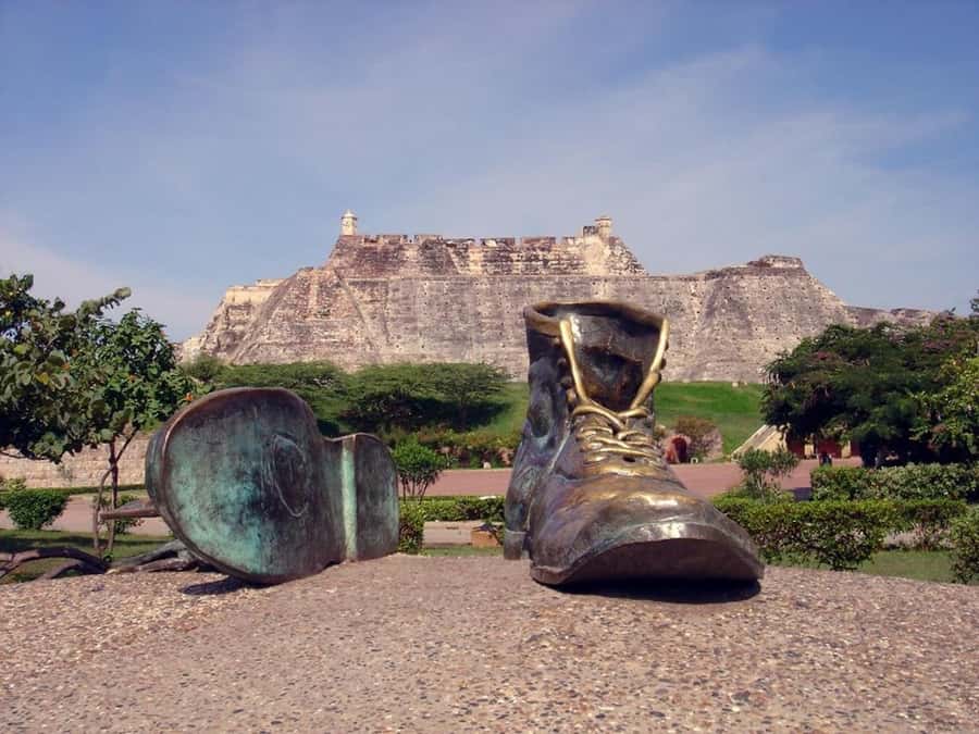 Cartagena: CITY TOUR OVERVIEW of the city Boots castle chiva - Old Boots, a playful Cartagena photo stop