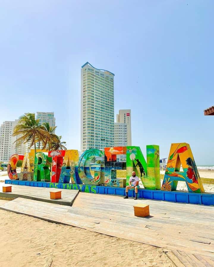Cartagena: Complete Tour "San Felipe Castle, Popa and Getsemaní". - Bocagrande and Laguito add a modern contrast