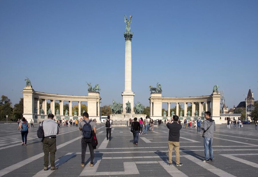 Castle District & Pest Driving Tour with Danube River Cruise - Morning or afternoon start