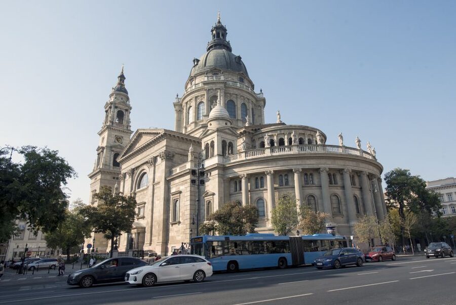 Castle District & Pest Driving Tour with Danube River Cruise - Crossing into Pest by vehicle