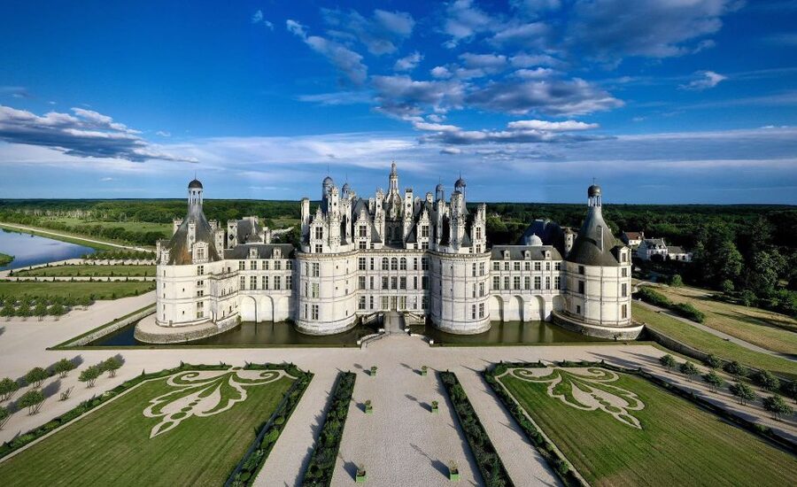 Chambord: Entry Ticket to the Castle - Entering the castle with a prepaid ticket