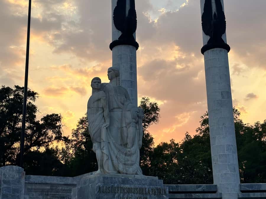 Chapultepec Castle: Private tour with local guide, tickets included - Why Chapultepec Castle deserves a guided visit