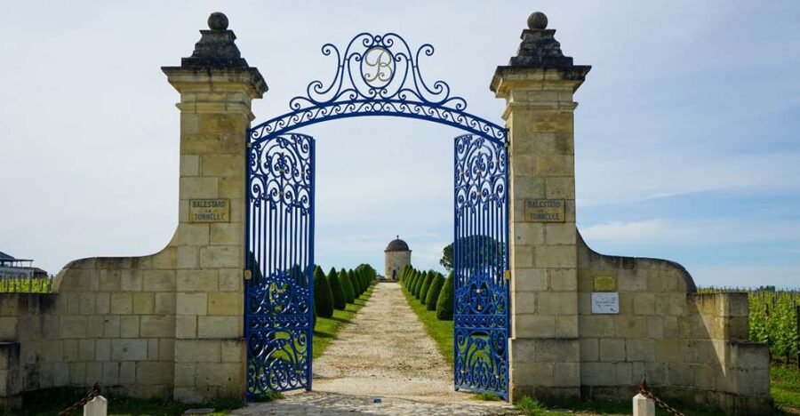 Château Balestard La Tonnelle : The "Origins" tour - Arriving by the 15th-century watchtower