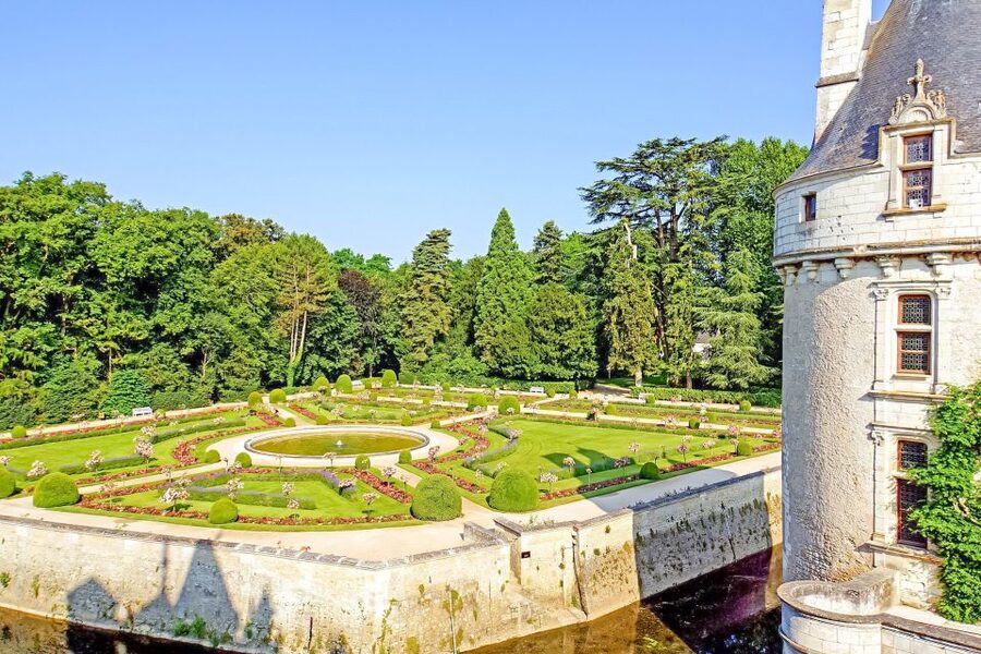 Chenonceau Castle: Private Guided Tour with Entry Ticket - Inside Chenonceau: design, decoration, and royal power