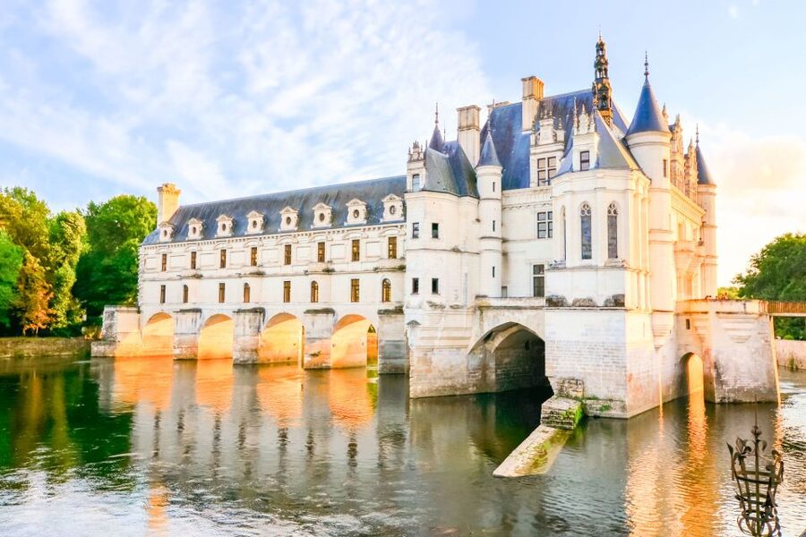 Chenonceau Castle: Private Guided Tour with Entry Ticket - Meeting your guide at the castle entrance