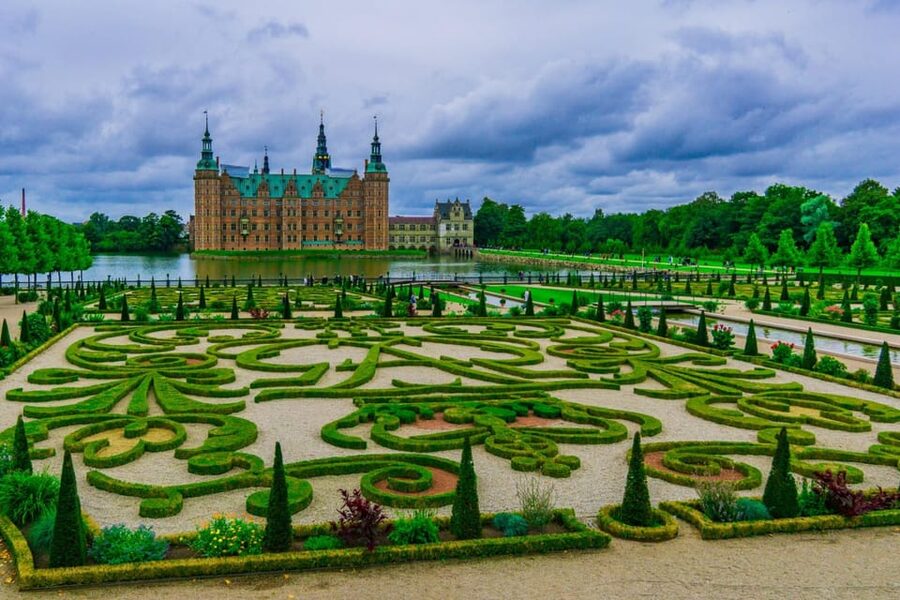 Copenhagen: Rosenborg Castle Tour with Skip-the-Line Ticket - How the guiding affects the experience