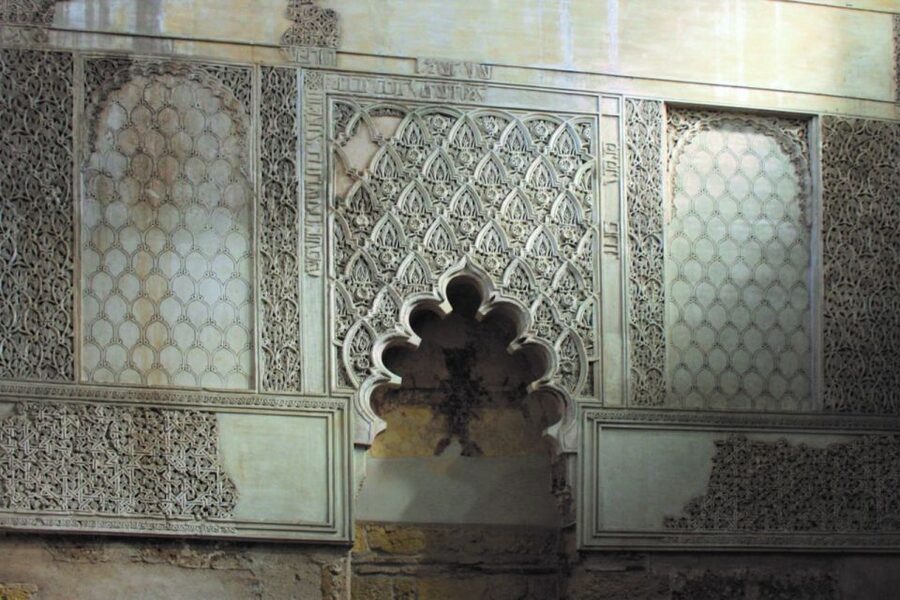 Córdoba: Alcázar and Jewish Quarter 2-Hour Guided Tour - Starting beside the Jewish Quarter wall
