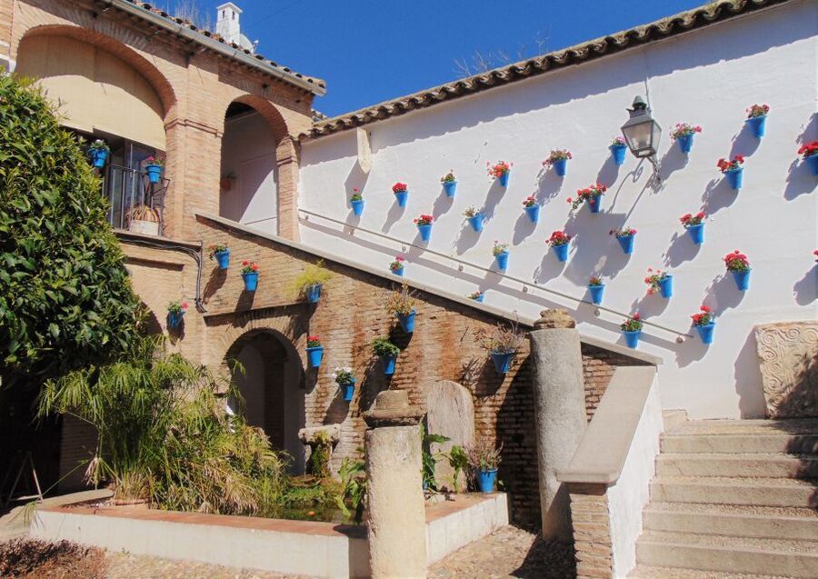 Córdoba: Alcázar and Jewish Quarter 2-Hour Guided Tour - The gardens, ponds, and Walk of the Kings