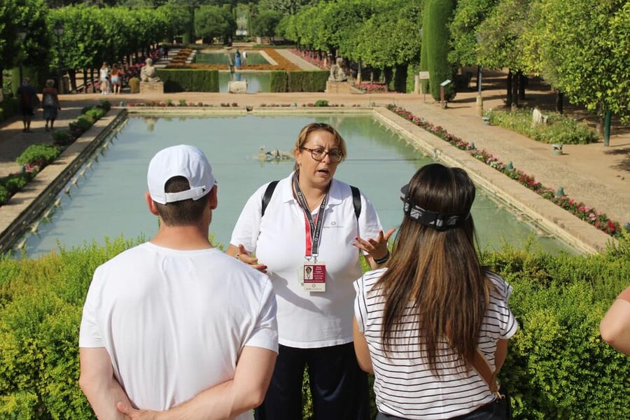 Córdoba Guided Tour of the Mosque, Jewish Quarter & Alcazar - Walking through La Judería