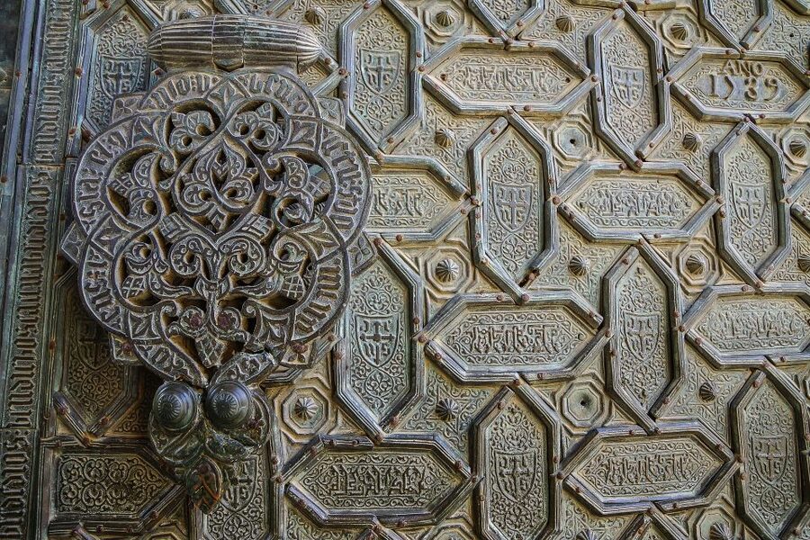 Córdoba: Mosque-Cathedral and Alcazar Tour - What makes the guides useful