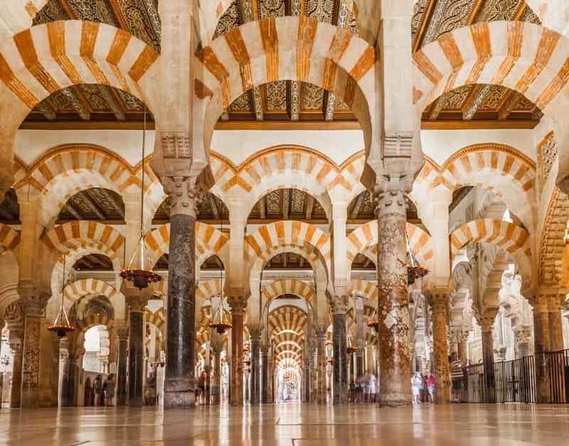 Córdoba: Mosque-Cathedral, Jewish Quarter and Alcázar Tour - Entering the Mosque-Cathedral