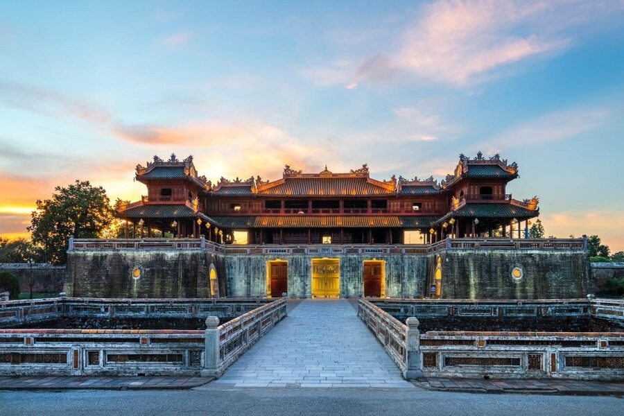 DaNang/Hoi An: Hue Citadel via Hai Van Pass Small Group Tour - The morning road over Hai Van Pass