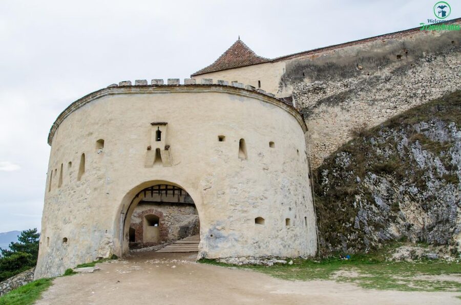 Day trip Bran Castle, Rasnov Fortress and Bear Sanctuary - Rasnov Fortress: a strong finish with wide views