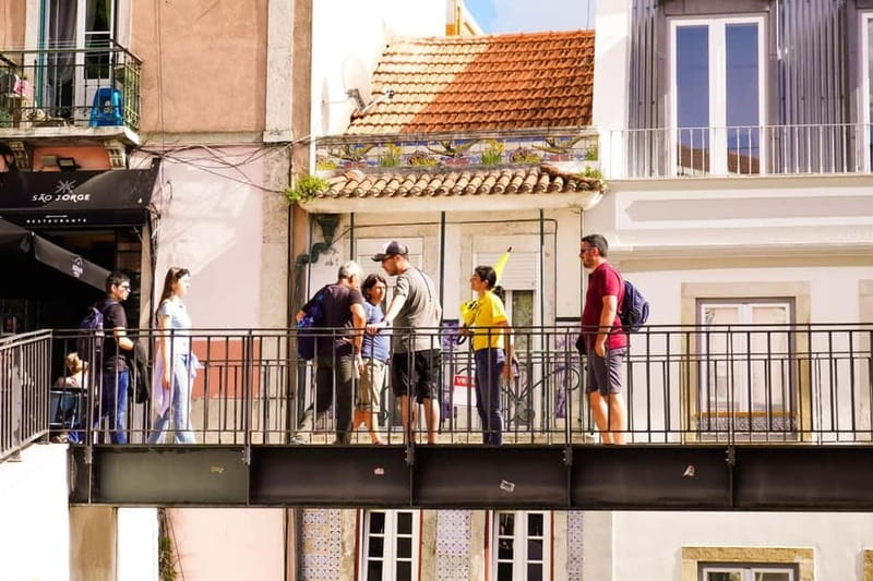 Discover Alfama with the Exterior View of São Jorge Castle - Why Alfama is the right place for a first Lisbon walk