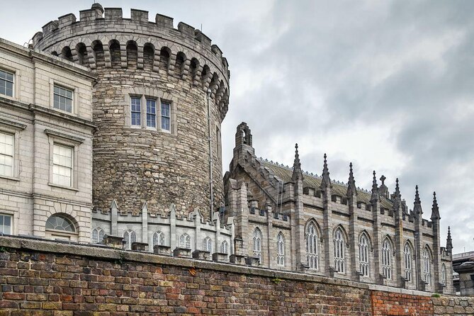 Dublin Book of Kells, Castle and Molly Malone Statue Guided Tour - Molly Malone and a little Dublin cheer