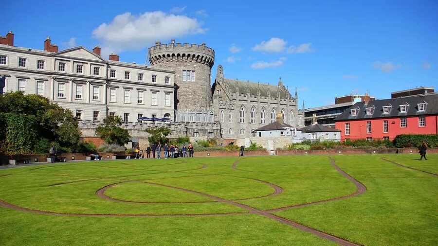 Dublin:Fast-Entry Book of Kells & Dublin Castle Bespoke Tour - Starting at the Henry Grattan Monument