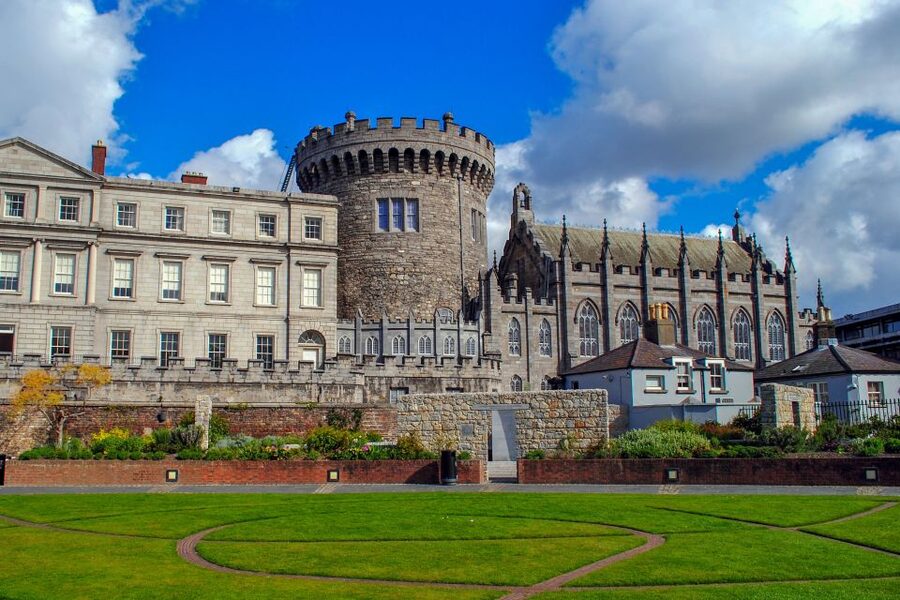 Dublin: Fast-Track Book of Kells Ticket & Dublin Castle Tour - Molly Malone adds a quick Dublin street stop