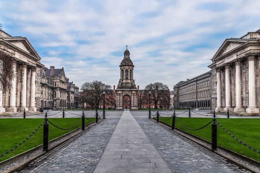 Dublin: Fast-Track Book of Kells Ticket & Dublin Castle Tour - Starting at Trinity College, with no room for a late arrival