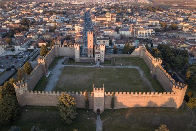 E-bike adventure among medieval castles and old villages - Ponte Visconteo and the first strong photo stop