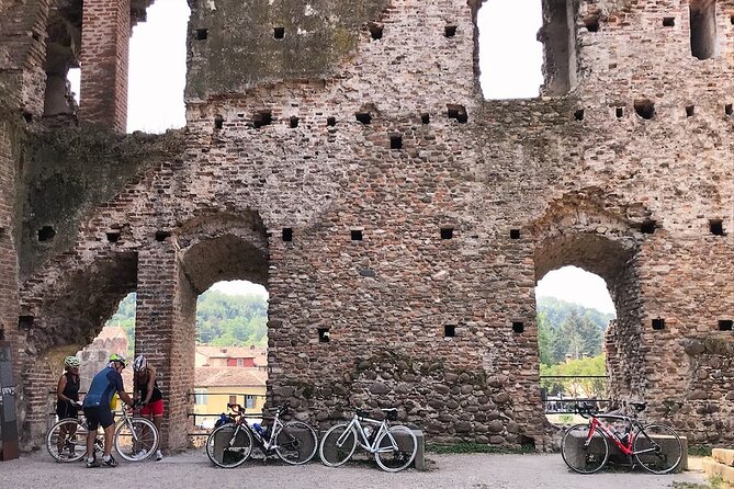 E-bike adventure among medieval castles and old villages - Scalinger Castle and the Verona connection