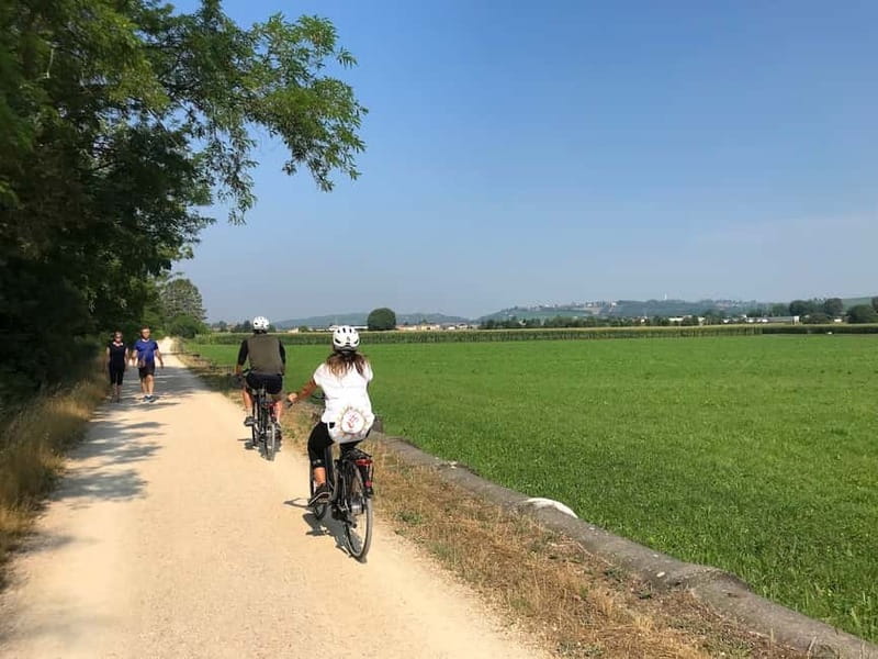 E-bike adventure among villages and medieval castles - Starting beneath the walls of Villafranca