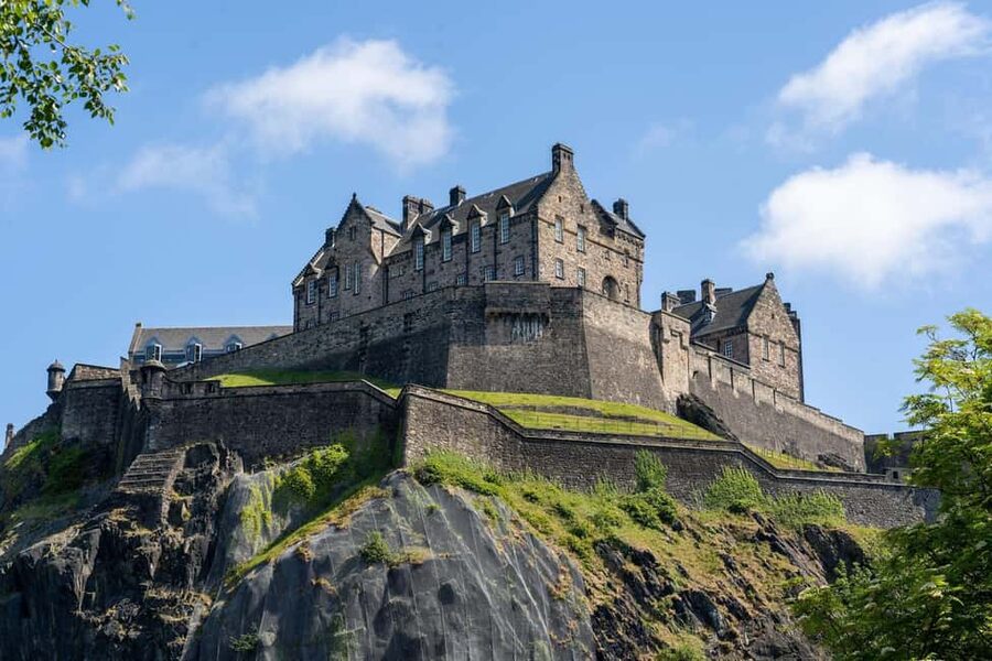 Edinburgh Castle: Express Guided Tour with Entry Ticket - Walking into Edinburgh Castle