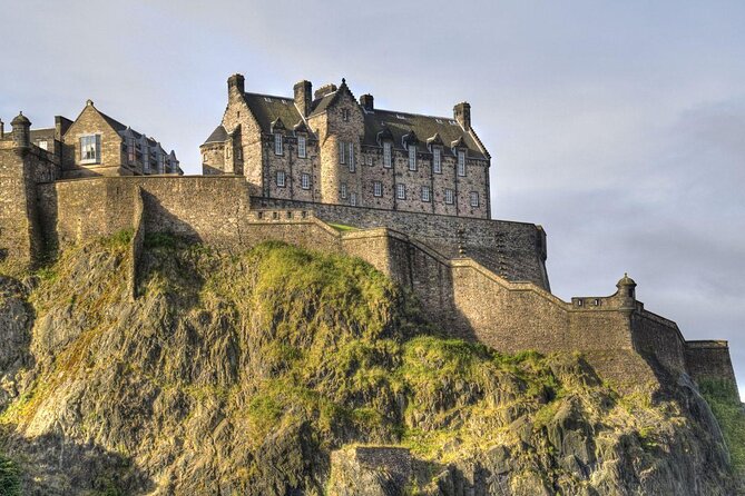 Edinburgh Castle Guided Walking Tour in English - What the guide covers in 90 minutes