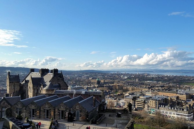 Edinburgh Castle Guided Walking Tour in English - Entering Edinburgh Castle with less waiting