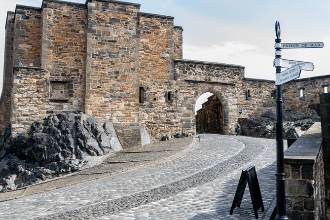 Edinburgh Castle: Guided Walking Tour with Entry Ticket - The Great Hall and Royal Palace from the outside