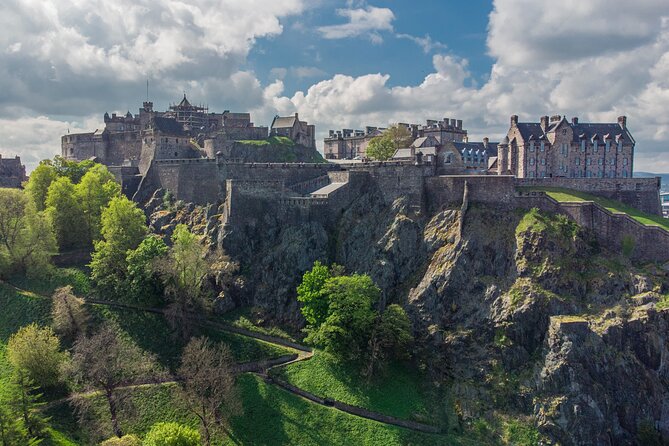 Edinburgh Castle: Guided Walking Tour with Entry Ticket - Meeting at Advocates Close and walking toward the castle